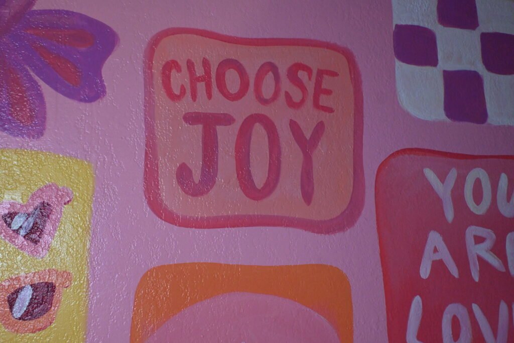 A close up of the painting that says "choose Joy"